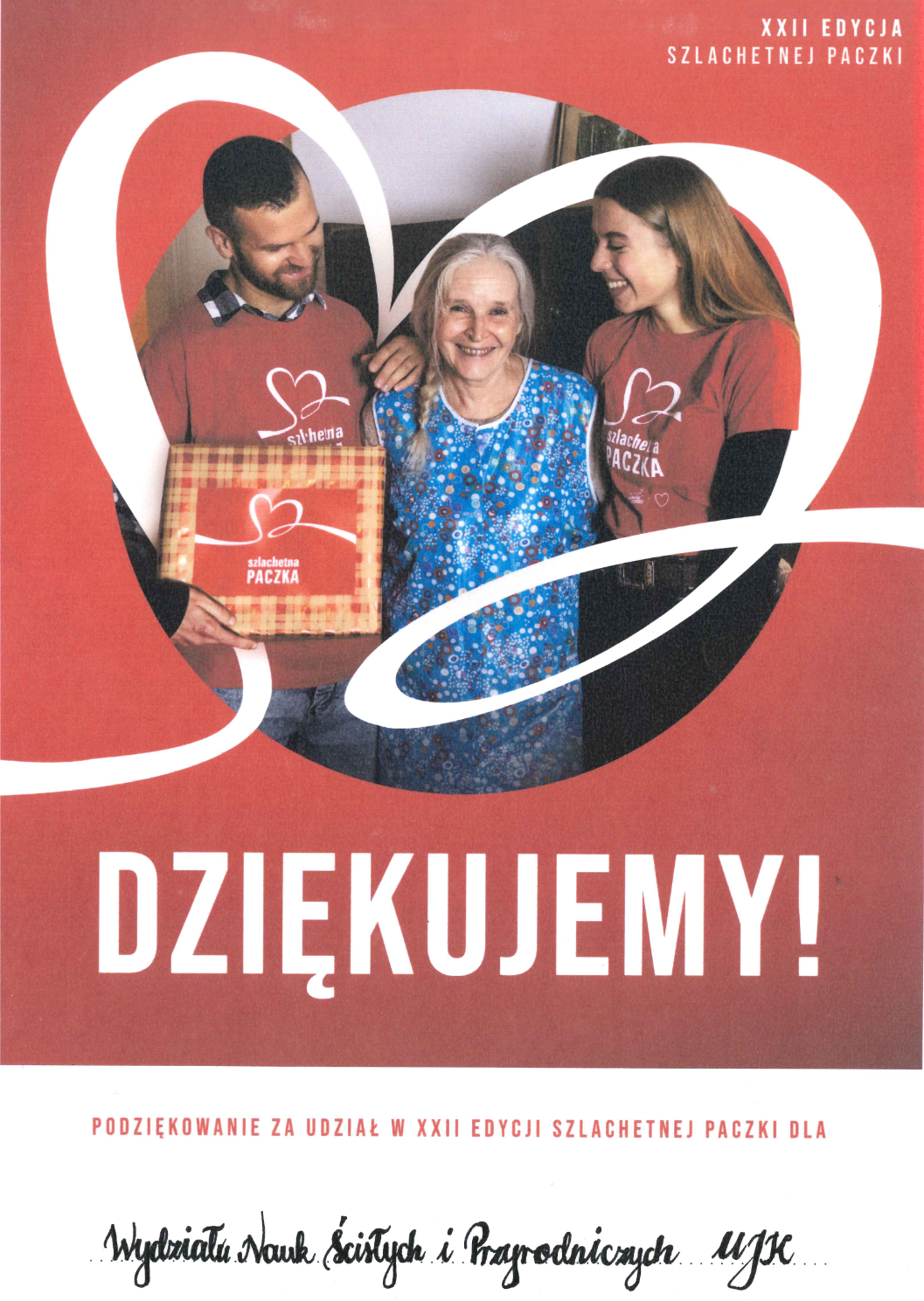 Plakat trzy osoby, po środku starsza pani, po bokach dwie młode osoby, uśmiechają się. treść plakatu: XXII EDYCJA SZLACHETNEJ PACZKI DZIĘKUJEMY! PODZIĘKOWANIE ZA UDZIAŁ W XXII EDYCJI SZLACHETNEJ PACZKI DLA Wydziału Nauk Ścisłych i Przyrodniczych UJK