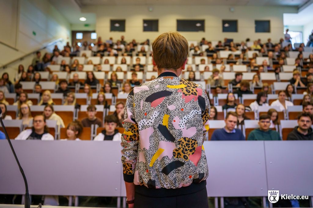 Agata Wojda Prezydent Miasta Kielce przemawiająca do studentów UJK na auli Wydziału Nauk Ścisłych i Przyrodniczych