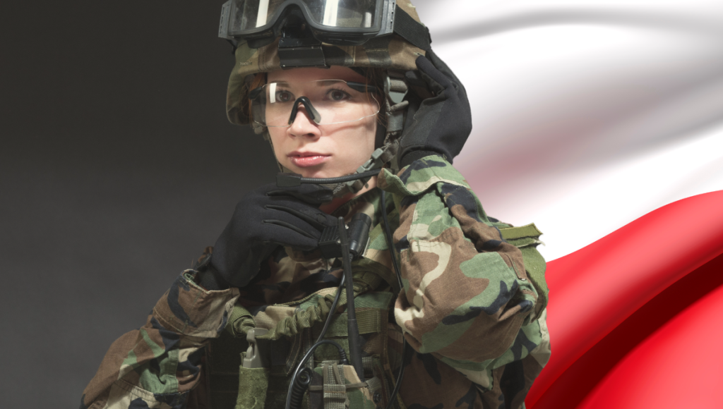 zdjęcie poglądowe, kobieta w mundurze na tle polskiej flagi